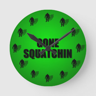 Borta Squatchin Rund Klocka