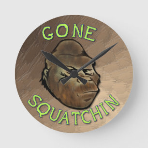Borta Squatchin Rund Klocka