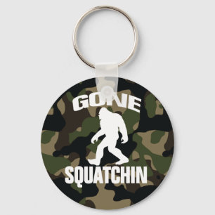 Borta Squatchin vitlogotyp med Camo bakgrund Nyckelring