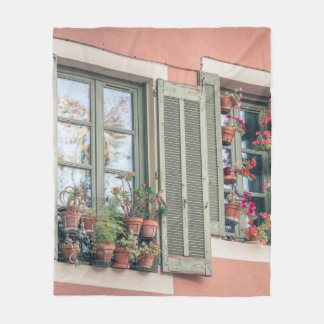 BORTERADE BLOMMOR FÄRG I VAS NÄRA FÖNSTER FLEECEFILT