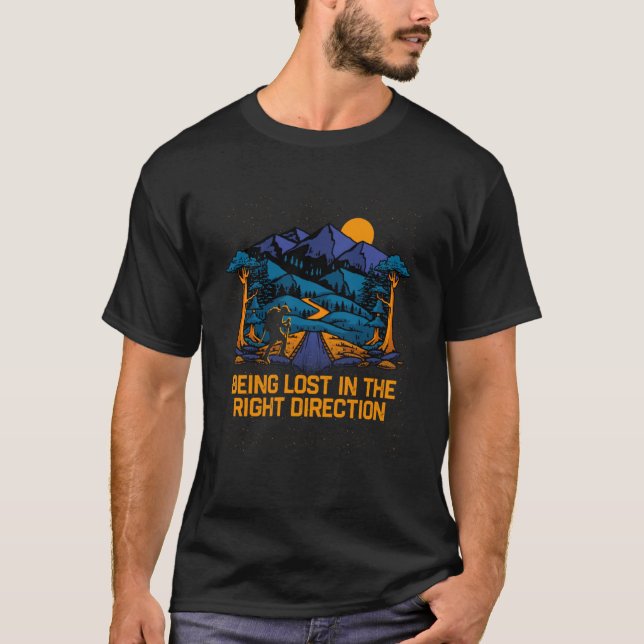 Borttappad i Höger Direction Hiking Camping Hiker  T Shirt (Framsida)