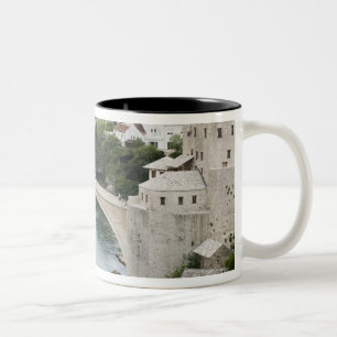 Bosnien-Hercegovina - Mostar. Gamla bron Två-Tonad Mugg