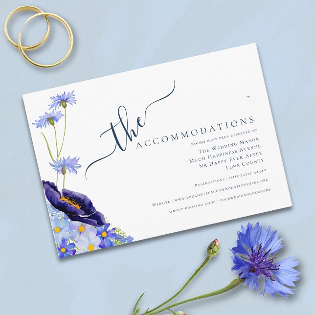 Bostäder i modern Wildblomma Blue Bröllop Tilläggskort (Stylish blue wildflower wedding accommodations enclosure card with watercolor summer florals)