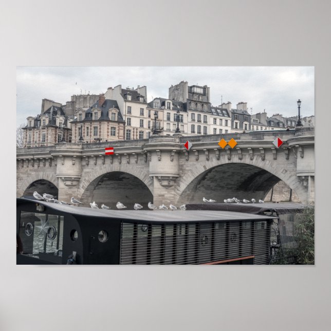 Bostadsbåt nära Pont Neuf - Paris, Frankrike Poster (Framsidan)