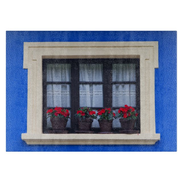 Bostadshus med blommor i fönstren (Framsidan)