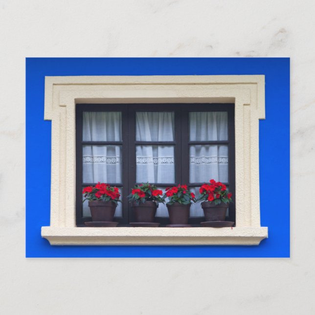 Bostadshus med blommor i fönstren vykort (Framsida)