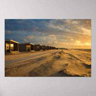 Bostadsskåp vid solnedgången vid kusten poster