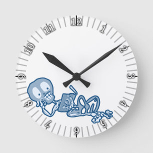 Bosted BetsyLou Skeleton med Bok Rund Klocka