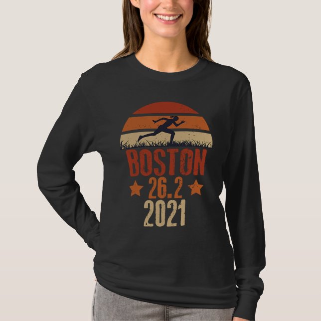 Boston 2021 Marathon Runner 26 2 Miles T Shirt (Framsida)