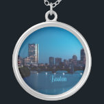 Boston Massachusetts City Skyline Silverpläterat Halsband<br><div class="desc">Boston,  huvudstad i den vackra Massachusetts,  en av USA:s äldsta städer. Stadsljus nattetid</div>