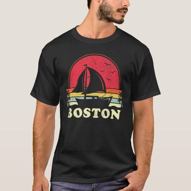 Boston Massachusetts Sail Boat Boating Captain Sai T Shirt (Framsida)
