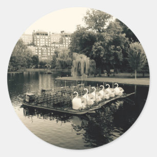Boston Svan Boats in Black and White Runt Klistermärke