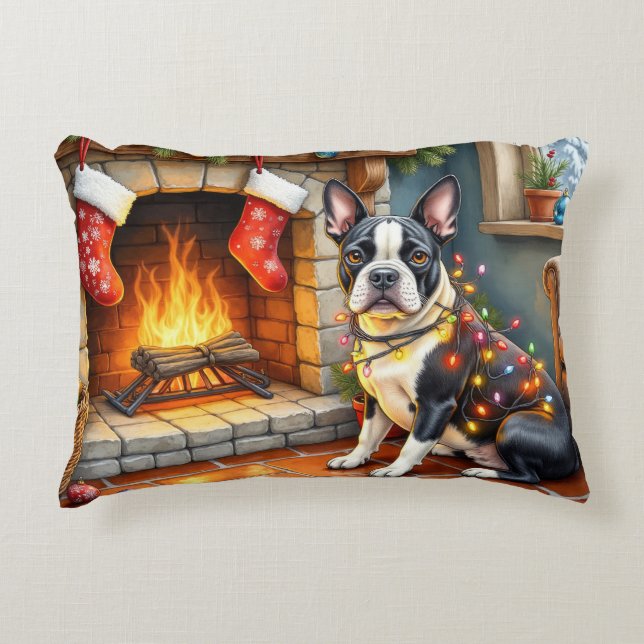 Boston Terrier Fireplace with Christmas Lights Prydnadskudde (Framsidan)