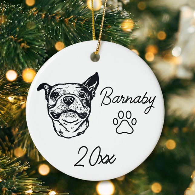 Boston Terrier Hund anpassade namn och årslinjekon Julgransprydnad Keramik (Boston Terrier Dog Custom Name and Year Ornament with Paw Print. Black and White Line Art Modern)