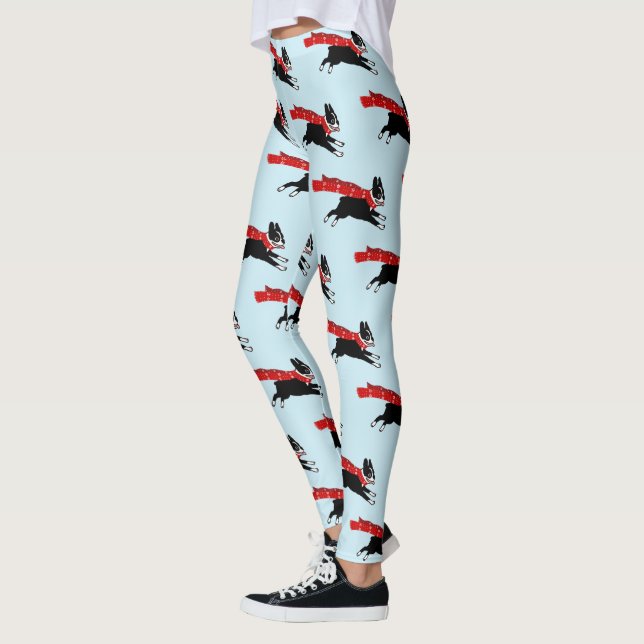 Boston Terrier Hund med Red Scarf Patterned Leggings (Vänster)