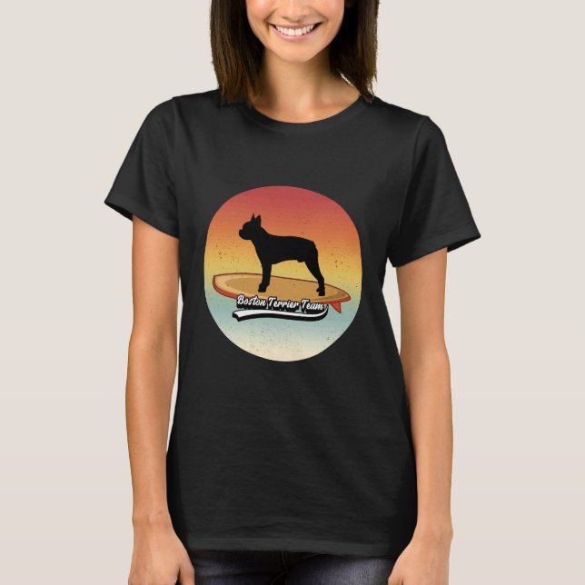 Boston Terrier Hund på Surfboard T Shirt (Framsida)