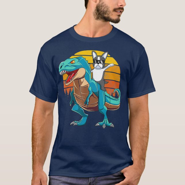Boston Terrier Hund Riding Dinosaur T Rex Boys Shirt (Framsida)