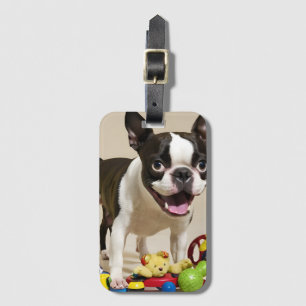 Boston Terrier Hund som leker med leksaker Bagagebricka