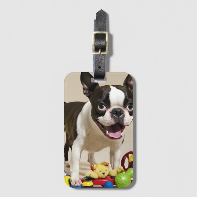 Boston Terrier Hund spelar med Leksak Bagagebricka (Framsida vertikal)