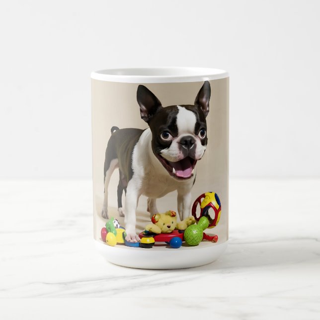Boston Terrier Hund spelar med Leksak Kaffemugg (Center)
