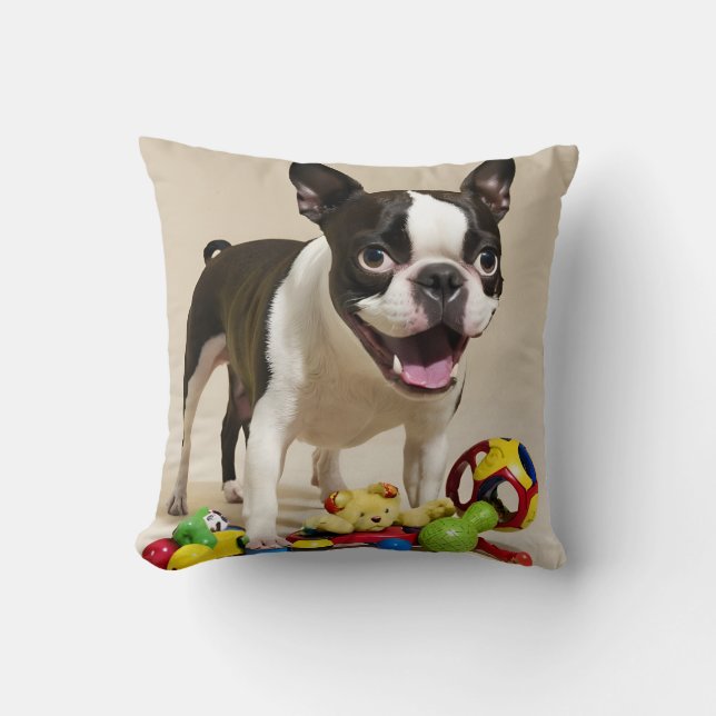 Boston Terrier Hund spelar med Leksak Kudde (Framsida)