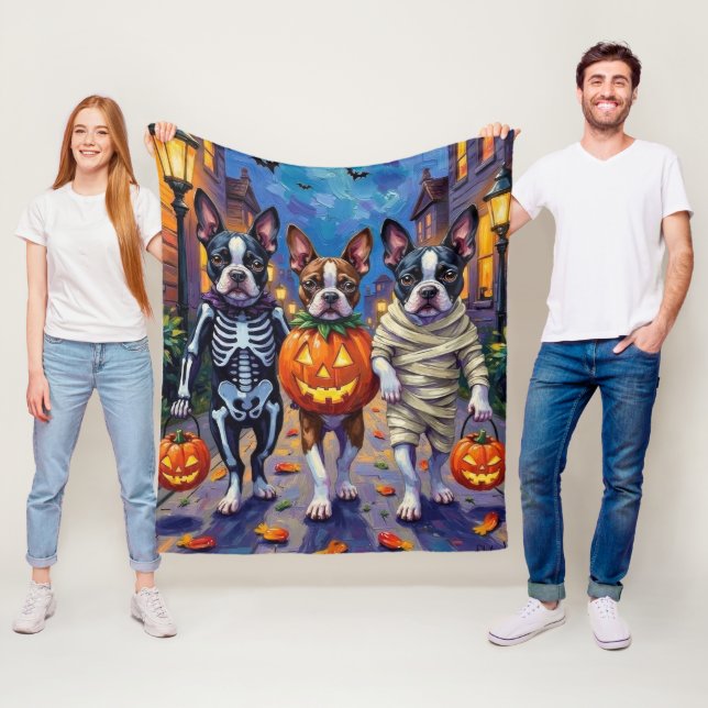 Boston Terrier Hundar som går runt på Halloween Fleecefilt (På plats)