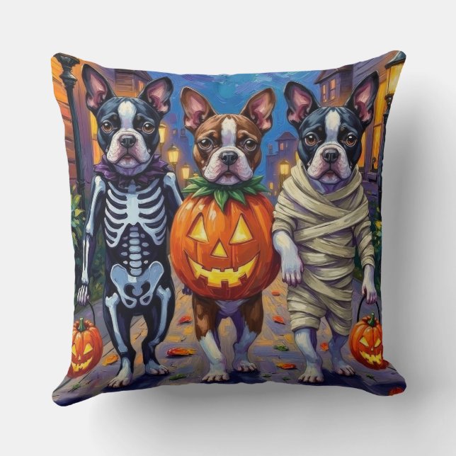 Boston Terrier Hundar som går runt på Halloween Kudde (Baksida)