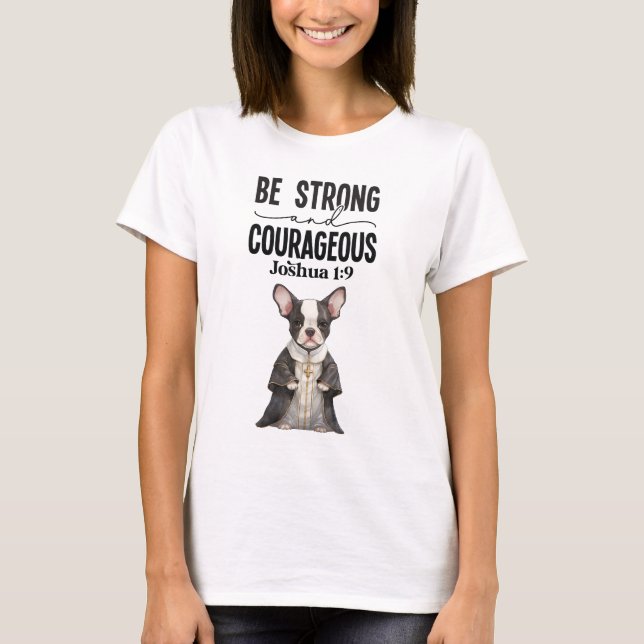 Boston Terrier Priest Be Strong and Couragag T Shirt (Framsida)