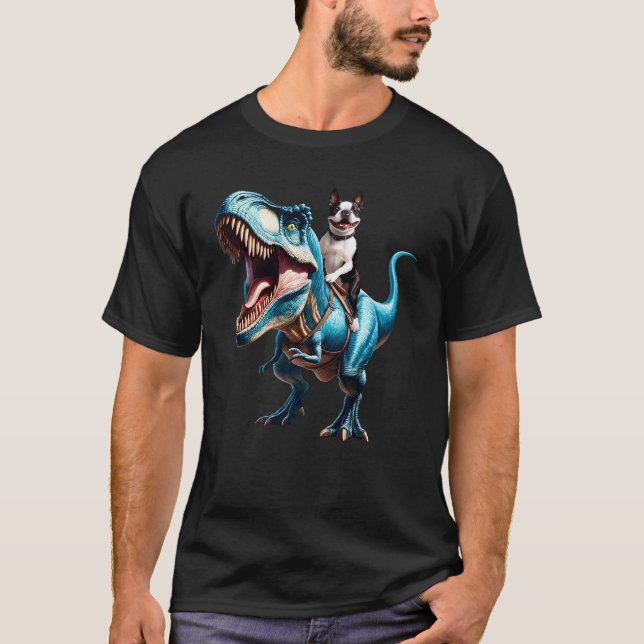 Boston Terrier Riding Dinosaur Funny Älskare T Shirt (Framsida)