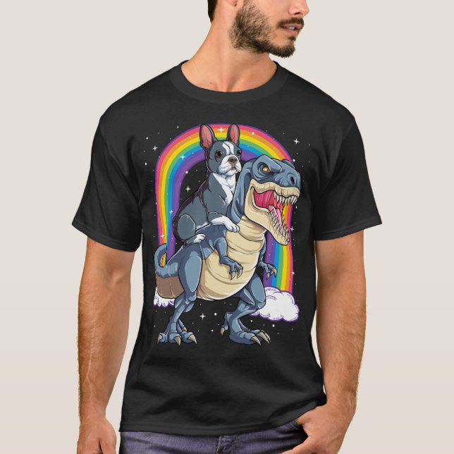 Boston Terrier Riding Dinosaur T rex T Shirt (Framsida)