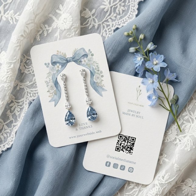Botanisk Blå Coquette Båge Smycken Utställning TMF Visitkort (Dusty Blue Botanical Coquette Bow and Roses Watercolor Effect Jewelry Display with Modern QR Code.)