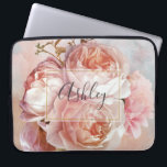 BOTANISK BLOMMIGT PEONY Namn Monogram Laptop Fodral<br><div class="desc">BOTANICAL BLOMMIGT PEONY Namn Monogram-sleeve - Med den här fantastiska designen i stil kan du hantera en vacker bukett av rosa ros och peony över en vacker rosa och blå vattenfärg. En elegant, vit, sårad lagrar som gränsar till en innerfaux faux löv-stroke ramar i namn, i vacker grått-manustypografi. Den här...</div>