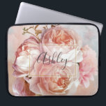 BOTANISK BLOMMIGT PEONY Namn Monogram Laptop Fodral<br><div class="desc">BOTANICAL BLOMMIGT PEONY Namn Monogram-sleeve - Med den här fantastiska designen i stil kan du hantera en vacker bukett av rosa ros och peony över en vacker rosa och blå vattenfärg. En elegant, vit, sårad lagrar som gränsar till en innerfaux faux löv-stroke ramar i namn, i vacker grått-manustypografi. Den här...</div>