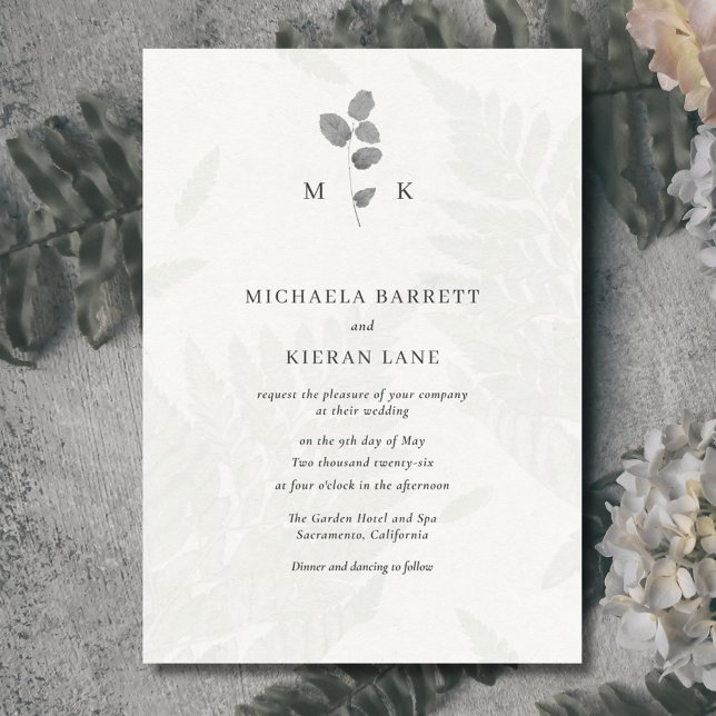 Botanisk grå monogram bröllopsinbjudan inbjudningar (Elegant botanical leaf wedding invitation with monogram. )