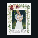 Botanisk grön burgunderfärgad blomster Save The Da Meddelande Vykort<br><div class="desc">Modern Elegant,  Botanisk grön eukalyptusblad,  Akvarell burgunderfärgad blomster,  Träram,  Save The Date Förlovningsfoto Postkort</div>