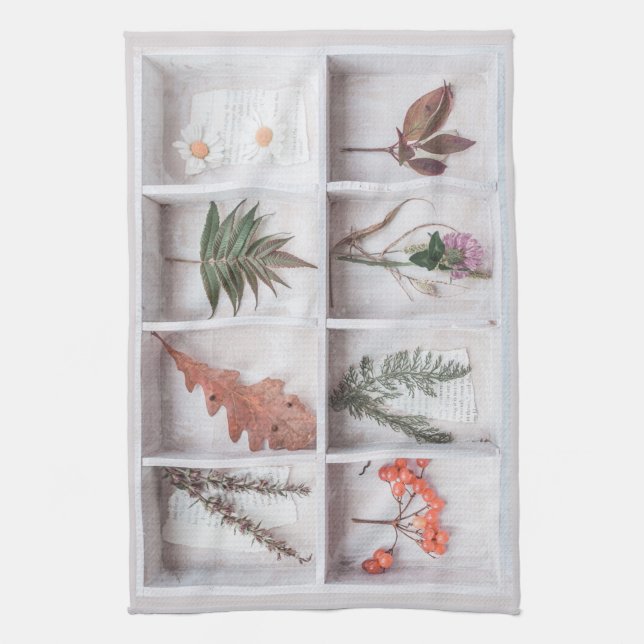 Botanisk vit skuggbox, blommor blad ormbunkar kökshandduk (Vertikal)