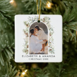 Botaniska eukalyptus Greenery-Anpassningsbarna jul Julgransprydnad Keramik<br><div class="desc">Öka din helgdag med vår "botaniska Eucalyptus Grey Anpassningsbar jul Ceramic Ornament". Den här prydnaden är inspirerad av den charm som präglar kotagekoreten och har en botanisk vattenfärgandeandekrans och en minimalistisk bladkrans, vilket gör att det inte finns någon elegans i Julgran. Du kan anpassa den med ditt favoritfoto och skapar...</div>