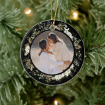 Botaniska eukalyptus Greenery-Anpassningsbarna jul Julgransprydnad Keramik<br><div class="desc">Skapa en helgdag med fantasi och personlig med vår "botaniska eukalyptus Grey Anpassningsbar jul Ceramic Ornament". Detta prydnadsämne fångar kärnan i cottagecore med dess intrikade eukalyptus greenery och botaniska vattenfärgsutandning. Den minsta kranen för blad tillför en naturlig och jordisk beröring till din juldekoration. Med möjligheten att inkludera ett omhuldat familjefoto...</div>