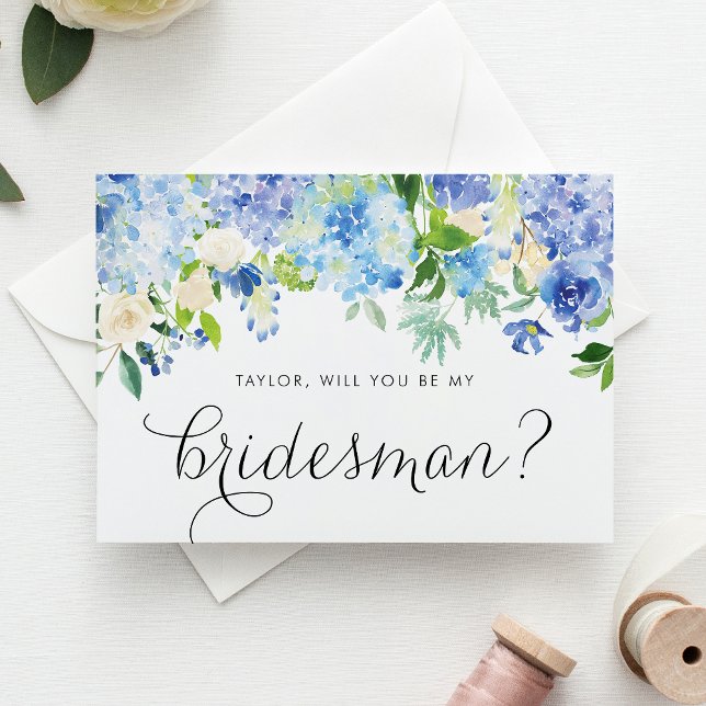 Botaniskt blått Hydrangea kommer du att bli min Br Inbjudan Vykort (Blue hydrangea & white rose bridesmaid card with greenery accents for romantic floral weddings.)