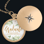 Botaniskt Blommigt Student-skript Studenten Berlockhalsband<br><div class="desc">Den vackra pastelltexten med vattenfärgsgrey studenten presenthalsband omfattar söt guld färg skriptbokstäver och student namn och klassår på elegantens vita bakgrund. Köp den här butiken för att samordna 2023-studentfester och ytterligare alternativ för färg!</div>