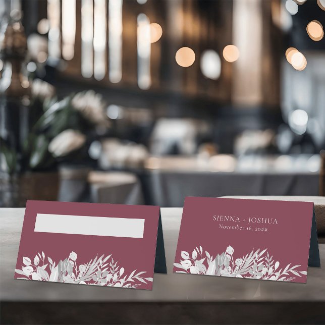 Botaniskt Bröllop Burgundy Grått-Personlig Placeringskort (Wedding table place cards in burgundy and grey from the Foliage Duet Collection by Darling & May)