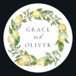 Botaniskt citron och Greenery Wandan Bröllop Runt Klistermärke<br><div class="desc">Tillsätt en färsk och vibrerande beröring till bröllop med anpassadets dekal som innehåller en vattenfärgad andedräkt av citroner, grön och citronfärgade blommar. Den här designen ger firande en ljus, naturlig känsla. Anpassa det med namn för en speciell beröring. Perfekt för inbjudningar, bröllopsfavörer eller dekoration, denna elegant fungerar bra med både...</div>