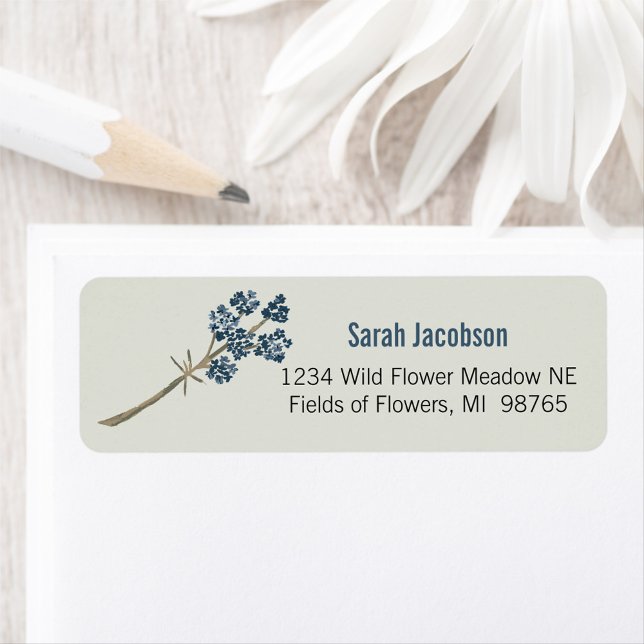 Botaniskt elegant Blue Blommigt Stationery Returadress Etikett (Elegant Blue Floral Botanical Stationery Label from Studio Posies.)