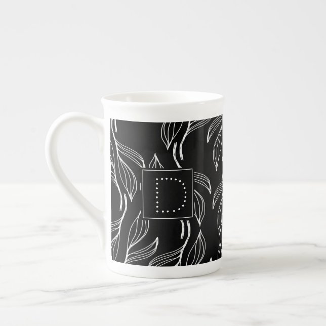 Botaniskt grönt blomster svart och vitt monogram benporslin mugg (Vänster)