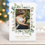 Botaniskt grönt Guld Winter Wedding Photo Tack Kort<br><div class="desc">Med det här fototacket får du ett färgkort med färgad eukalyptus,  grönt löv,  röda bär,  gräs grenar och en faux guld-rektangel ram med röd bakgrund på baksidan. Om du vill ha en mer avancerad anpassning av den här designen klickar du på länken Anpassa ytterligare. Matchande objekt är också tillgängliga.</div>