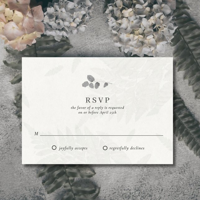 Botaniskt Löv-monogram-Bröllop OSA (Elegant botanical leaf wedding RSVP card. Features a light gray faux leaf pattern. )
