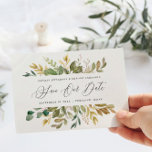 Botaniskt vattenfärgsskript grönt guld är modernt vykort<br><div class="desc">Plum lila,  rosa,  burgundy   guld bröllop spara datum vykort. Fin vattenfärgad blommigt,  blad och fruktdesign.</div>