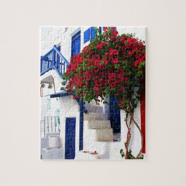 Bougainvillea som växer på hus i Mykonos, Grekland Pussel (Vertikal)