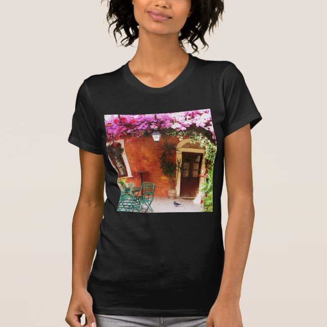 Bougainvillea som växer utanför ett hus, Mykonos, Tee Shirt (Framsida)