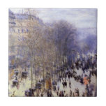 Boulevard des Capucines av Claude Monet, konst Kakelplatta<br><div class="desc">Boulevard des Capucines (1873) av Claude Monet är en vintage bra-bild av cityscape-målning med en gata i Paris, Frankrike. Boulevard des Capucines är en av de fyra "grands boulevards" i Paris, en boulevardkedja som går i öster-väster som även omfattar Boulevard de la Madeleine, Boulevard des Italiens och Boulevard Montmartre. Om...</div>